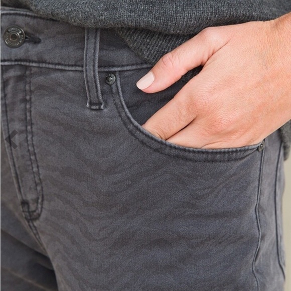 US 16R Chico’s sz 3R The So Slimming Girlfriend Ankle Jeans Gray, Zebra Stripe - Picture 8 of 11